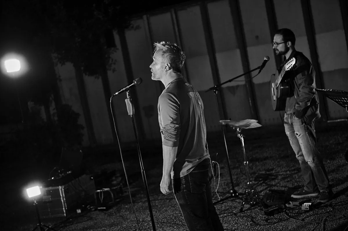 Darchinger mit Musikern bei einem Live-Auftritt