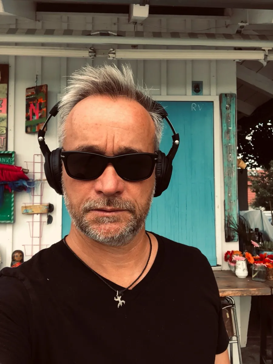 Thomas Darchinger mit Sonnenbrille und Kopfhörern am Set