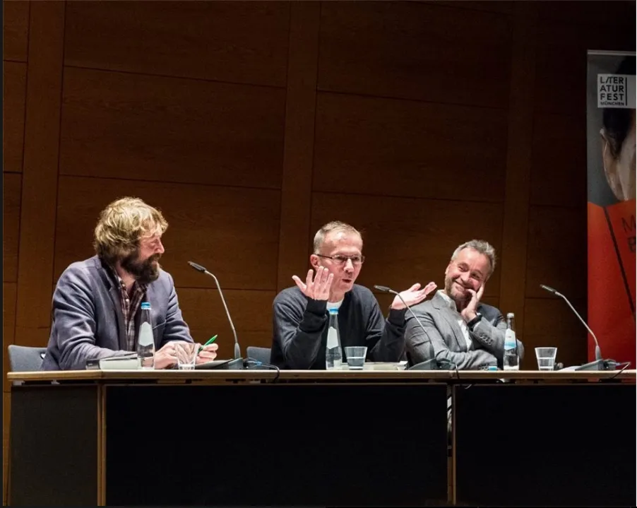 Thomas Darchinger und Donald Ray Pollock bei einer Lesung auf dem Podium